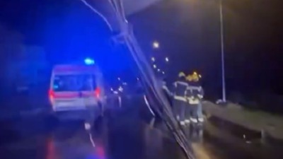 Auto udario u semafor, "iščupao" ga iz zemlje i prevrnuo se! (VIDEO)