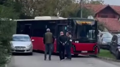 Autobusi stoje: Bahati vozač blokirao saobraćaj u Zemunu (VIDEO)