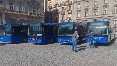 Za farbanje autobusa 700.000 evra: Kada Šapiću dosadi crvena boja