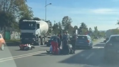 Nesreća u Novom Sadu, oboren motociklista (VIDEO)