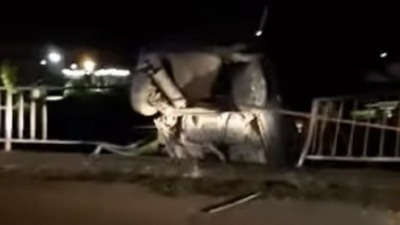 Pijan kolima probio zaštitnu ogradu mosta (VIDEO)