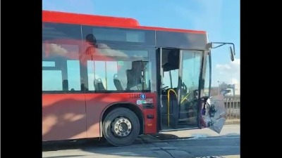 Sudar autobusa i automobila na Pančevakom mostu (VIDEO)