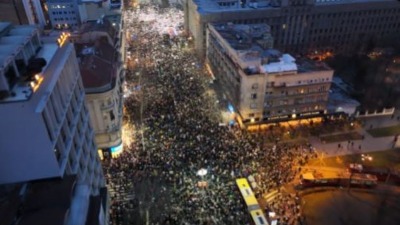 VELIČANSTVENO Veliki broj ljudi na protestu ispred Ustavnog suda (VIDEO)