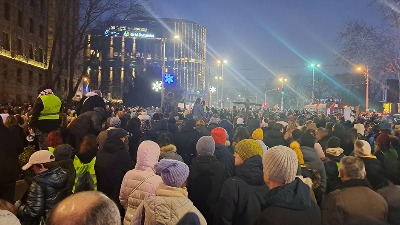 Napad na blokadi Pravnog tokom noći: Studenti gađani flašama, devojka gurnuta niz stepenice, šestoro završilo u Urgentnom