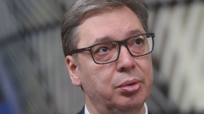 Vučić čestitao direktoru Jovine gimnazije što je držao čas, dodeliće mu i ORDEN?! A onda i ZAPRETIO prosvetarima...