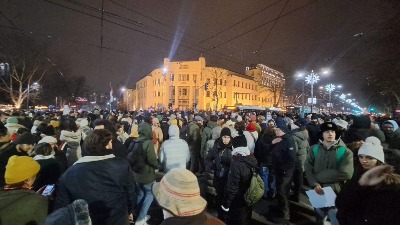 "BACI KOBRE DA SE IGRAMO": Održan veliki skup podrške studentima Pravnog fakulteta (VIDEO, FOTO)