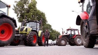 Poljoprivrednici blokirali zgradu opštine u Karađorđevoj ulici