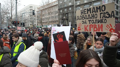 "Izvadio metalnu palicu": Povređen učesnik blokade kod Pravnog