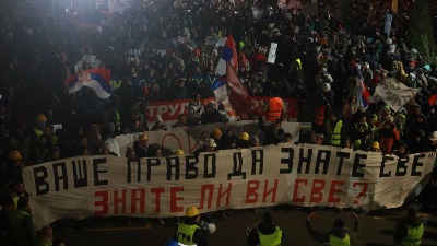 Transparenti sa protesta ispred RTS-a su čista genijalnost (FOTO)