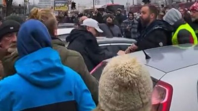 UŽAS tokom blokade: Štanglom krenuo na ljude (VIDEO)