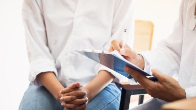 Žena 10 godina IGNORISALA ovaj simptom raka debelog creva - mislila je da ima hemoroide 