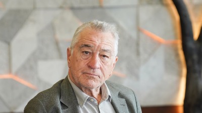 Šok prizor! Sin Roberta De Nira ima roze kosu i šeta u visokim ŠTIKLAMA (FOTO) 