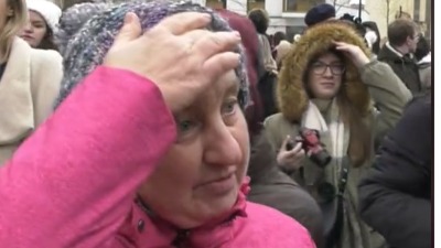 Starija gospođa je SKINULA KAPU i ušla u legendu kao JUNAKINJA protesta (VIDEO)