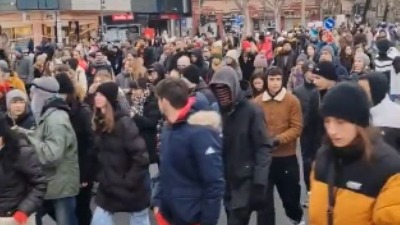 "Čas je završen, promena je počela": Protesti građana, studenata i đaka u Novom Sadu i Čačku (VIDEO)