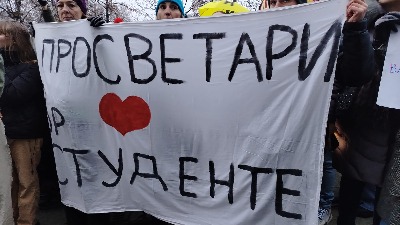 Profesoru traže lekarsko uverenje posle 22 godina rada, on tvrdi da je to pritisak zbog učešča na protestima