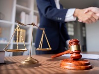 Kadija te tuži kadija ti sudi: Advokati zloupotrebljavaju svoj položaj!