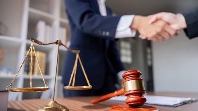 Kadija te tuži kadija ti sudi: Advokati zloupotrebljavaju svoj položaj!