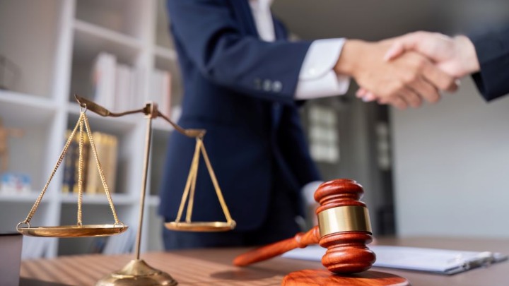 Kadija te tuži kadija ti sudi: Advokati zloupotrebljavaju svoj položaj!