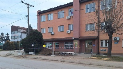 Zgrada Opštine Žitorađa bez grejanja, zaposleni se smrzavaju i RADE U JAKNAMA