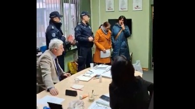 "Generalni štrajk! Uprava, napolje": Roditelji ušli u novosadsku školu, prisutna i policija (VIDEO)