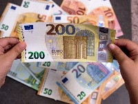 HAOS: Bacio 10.000 evra sa TERASE među prolaznike: Ljudi se šokirali, reagovala policija (VIDEO) 