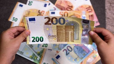 HAOS: Bacio 10.000 evra sa TERASE među prolaznike: Ljudi se šokirali, reagovala policija (VIDEO) 