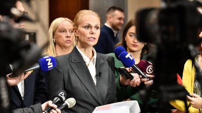 "Suština politike SNS-a staje u samo jedan simbol - srednji prst"