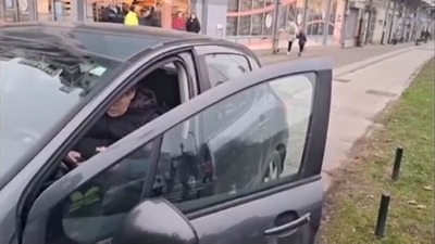 Muškarac se zaleteo na građane na blokadi u NS (VIDEO)