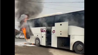 Zapalio se autobus kod Kraljeva: Vatra bukti na sve strane (VIDEO)