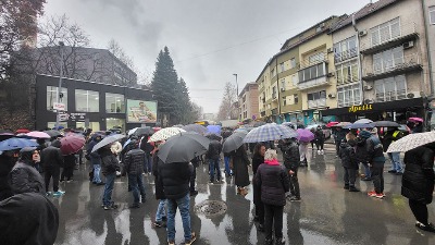 Roditelji, nastavnici, bivši đaci...: Blokada u Mirijevu (FOTO, VIDEO)