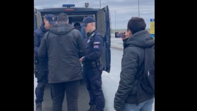 Policija privela opozicionare iz Novog Sada: Maricom ih odvode na sud (VIDEO)