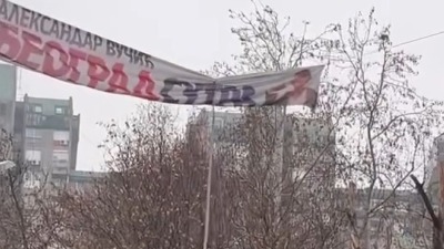 "Na Trošarini je već pao": Pogledajte kako je skinut Vučićev plakat (VIDEO)