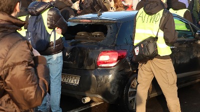 Devojka koja je kolima udarila redara na protestu na Novom Beogradu pokušala da se ubije u pritvoru