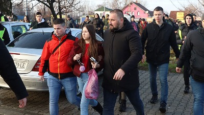 Ovako je privedena žena koja je udarila studentkinju (VIDEO)