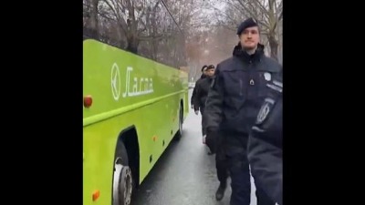 Policija sklanja studente i čuva autobus pun SNS-ovaca (VIDEO)