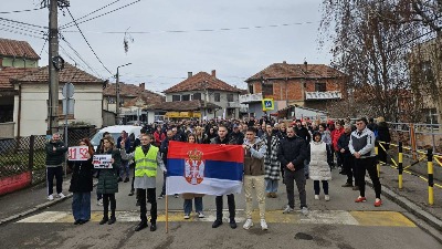 "Svi smo pod nekom nadstrešnicom": Veliki broj ljudi na protestu u Vrčinu (FOTO/VIDEO)