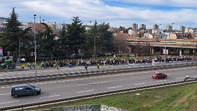 Incident na blokadi: Mladić stao na auto-put, redari ga sklonili