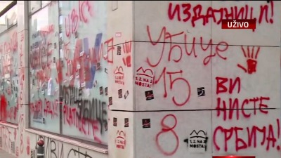 Prostorije SNS u Novom Sadu ponovo ispisane crvenom farbom