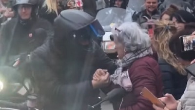 Baka senzacija protesta: Prišla motoru i sve raspametila (VIDEO)