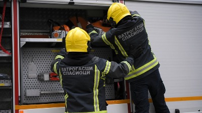 Buknuo požar u napuštenoj fabrici u Ripnju (VIDEO)