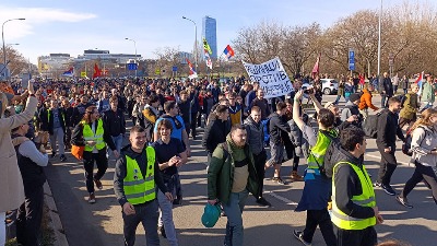 Dirljiva scena podrške studentskoj koloni na putu ka Novom Sadu: Deda, mi te volimo (VIDEO)