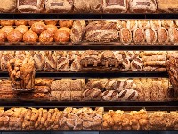 Kako razlikovati pravi integralni hleb od obojenog belog hleba? Otkrijte ISTINU ovim TRIKOM 