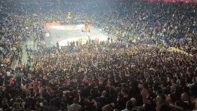 Grobari zagrmeli u Areni: Svi zajedno vređali Vučića, pa pecnuli navijače Zvezde (VIDEO)