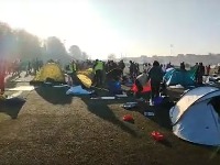 Deo studenata koji pešače će u Inđiji spavati napolju