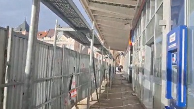 Nadstrešnica na Tanurdžićevoj palati opasna po bezbednost građana, hitno postavljena skela (VIDEO)