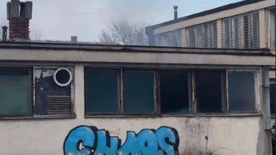 Deca izazvala požar: Palili daske, izgoreo napušteni objekat (VIDEO)