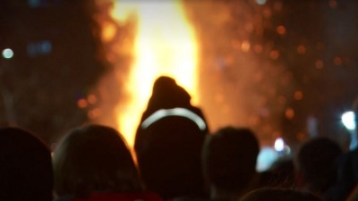 Studenti u Nišu s građanima palili badnjake