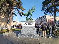 Roditelji se okupljaju ispred Vazduhoplovne akademije