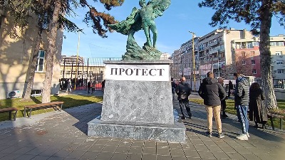 Roditelji se okupljaju ispred Vazduhoplovne akademije