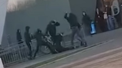 Jezive scene u NS: Brutalno prebijanje usred dana (VIDEO)